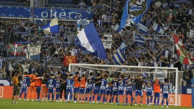 El alavés celebra la victoria con su afición