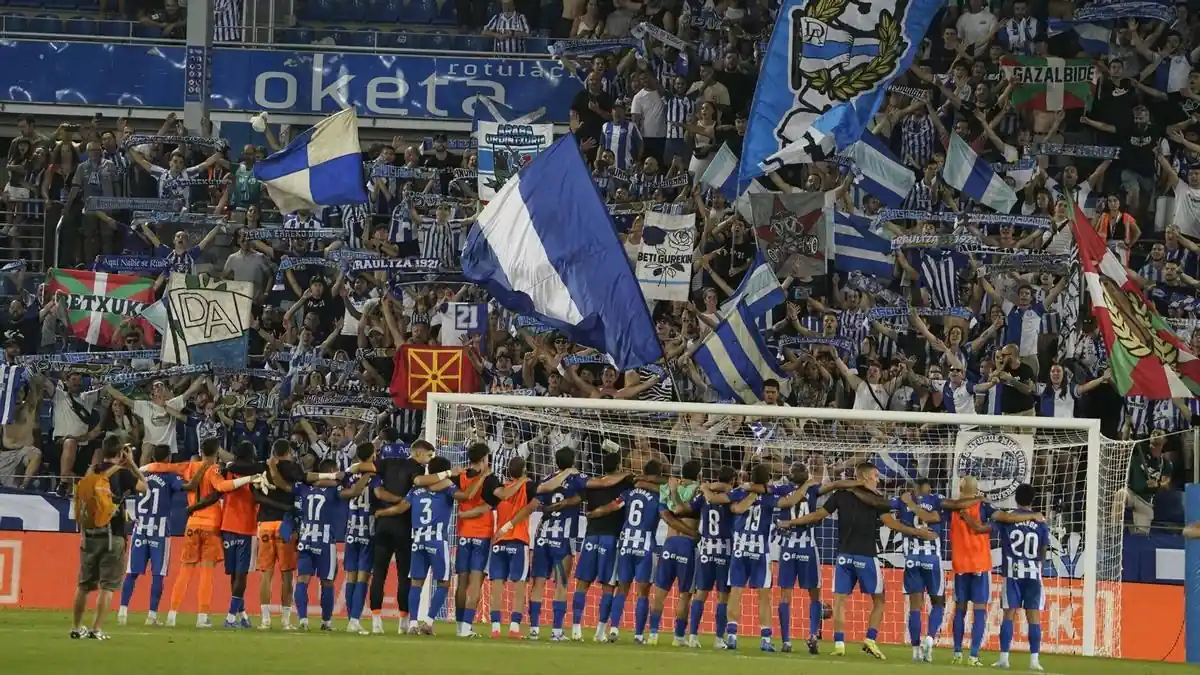El alavés celebra la victoria con su afición