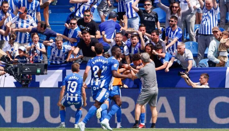 El Deportivo Alavés celebra un gol.