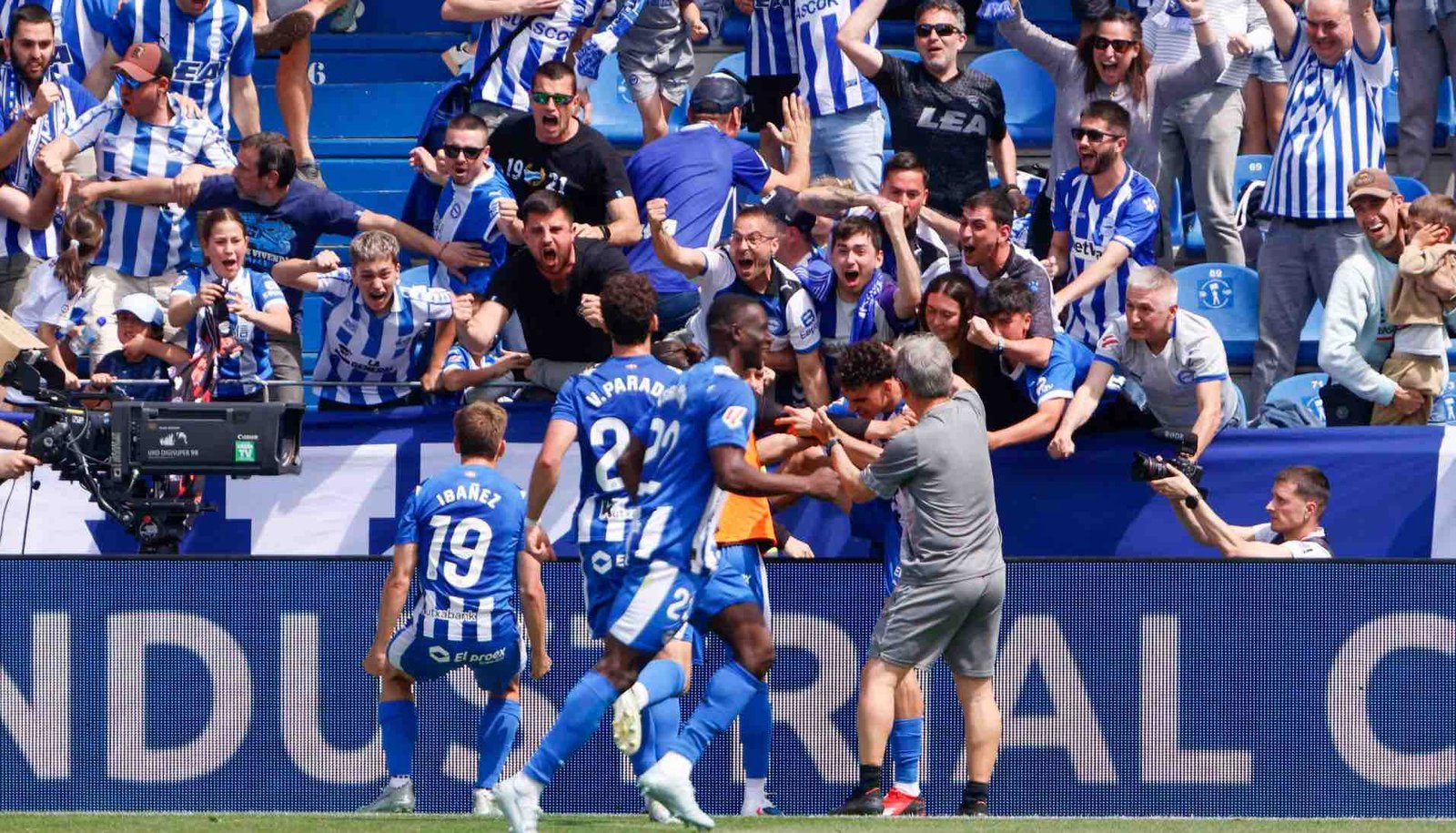 Los jugadores del Alavés celebran un gol con sus aficionados en Mendizorroza.