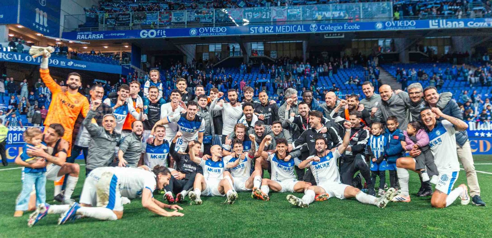 El Alavés celebra la permanencia tras derrotar al Oviedo.