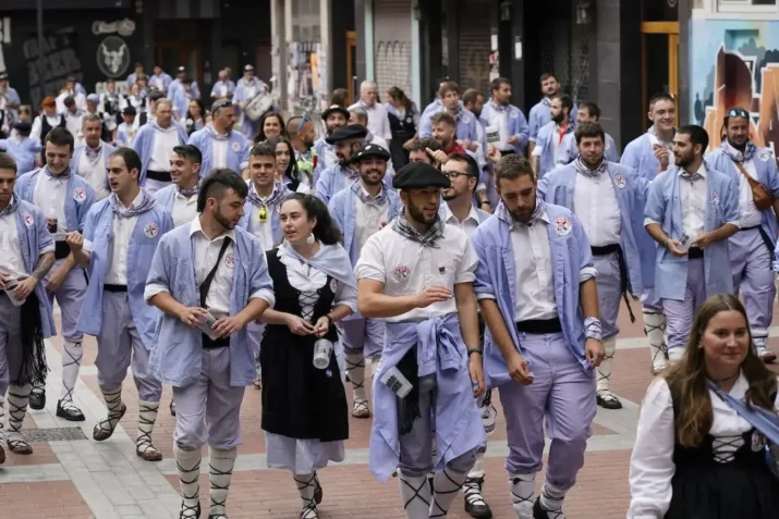 Solo un Paseíllo de Blusas y Neskas para las festividades