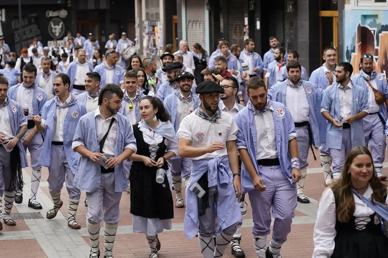 Solo un Paseíllo de Blusas y Neskas para las festividades