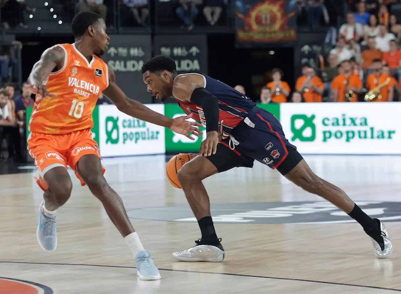Trent Forrest con el balón en la victoria 86-88 en Valencia