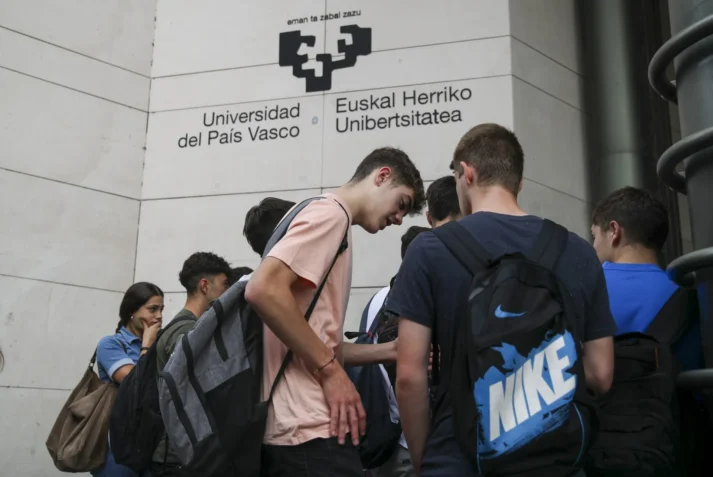 Decenas de alumnos cuestionan las notas de Euskera en la PAU.