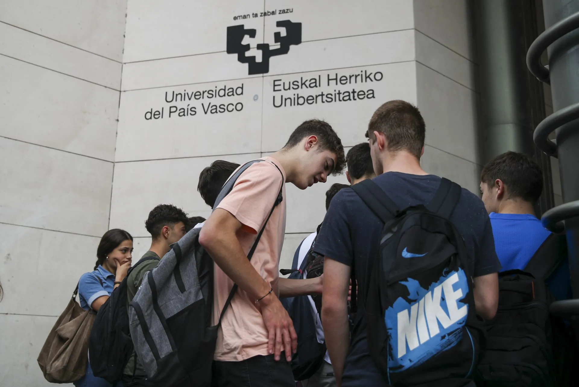 Decenas de alumnos cuestionan las notas de Euskera en la PAU.