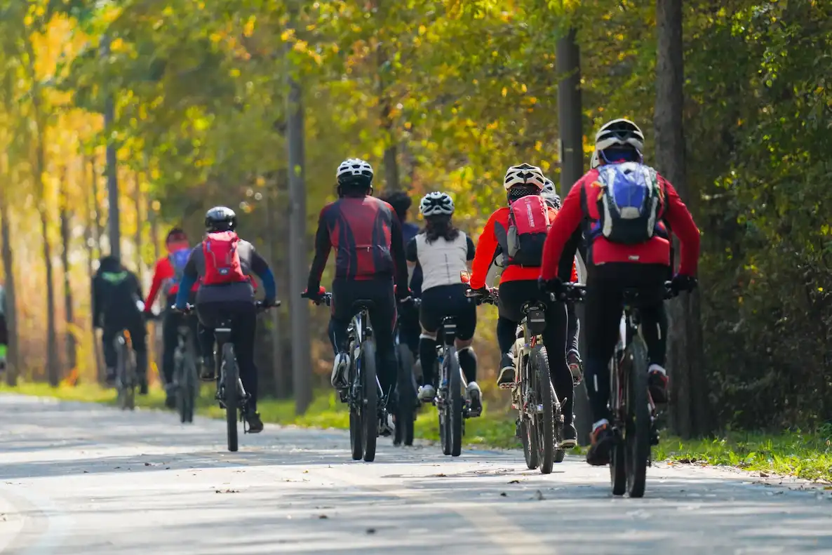 Personas andando en bicicleta por Vitoria