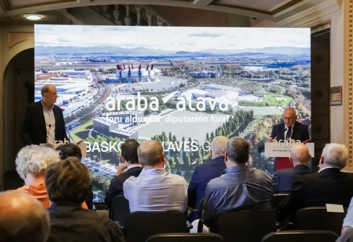 El Grupo Baskonia Alavés ha hecho una propuesta para comprar el Buesa Arena, el parking y las parcelas de alrededor por 153 millones de Euros. Siguiendo la línea del proyecto Ondare, el plan estratégico para consolidar Araba como referencia internacional de deporte, educación, salud y entretenimiento. Hoy, lunes 6 de junio, Josean Querejeta y el diputado general de Álava Ramiro Gonzalez han anunciado la propuesta. Aseguran que es un paso que dota al proyecto las herramientas necesarias para seguir creciendo. En estos momentos, según Querejeta, el pabellón “no puede ser rentable con treinta partidos al año, tenemos que plantear otra serie de opciones, y esto lo traslado al fútbol". Entre las principales actuaciones previstas se encuentran la ampliación de EUNEIZ, el desarrollo de una nueva fase residencial, la creación de un centro de Formación Profesional especializado y la renovación del Buesa Arena. Plantean reformar el pabellón, pero sin ampliar la capacidad. Modernizarlo con nuevas zonas VIP, palcos y unos servicios que ahora les resulta complicado ofrecer. Esta adquisición continua el plan de crecimiento al que se sumarán la cantera global, que incluye el desarrollo de Ibaia y la evolución del proyecto internacional vinculado al NK Istra, y el estadio de fútbol. De esto último, el Presidente del grupo Baskonia-Alavés confiesa que no van a especular, “trataremos de buscar una solución de cara a los próximos 50 años y, cuando la tengamos, la presentaremos”. El proyecto Ondare nace a finales de 2024 con una inversión de 100 millones de euros en el entorno y en las diferentes piezas. Hoy la suma total de inversión asciende hasta los 253 millones de euros. La conexión entre el club y la Diputación es muy buena, el mismo Querejeta ha dicho que es con la institución que “más y mejor” han colaborado y Gonzaléz alaba el estadio afirmando que “el Buesa Arena y su entorno sigan siendo útiles para el futuro de Álava”. Para el precio de toda la compra se realizará una tasación profesional para determinar el valor real.