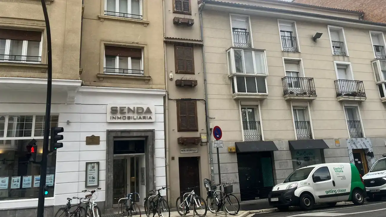 El edificio de Gasteiz con 2,2 metros de fachada
