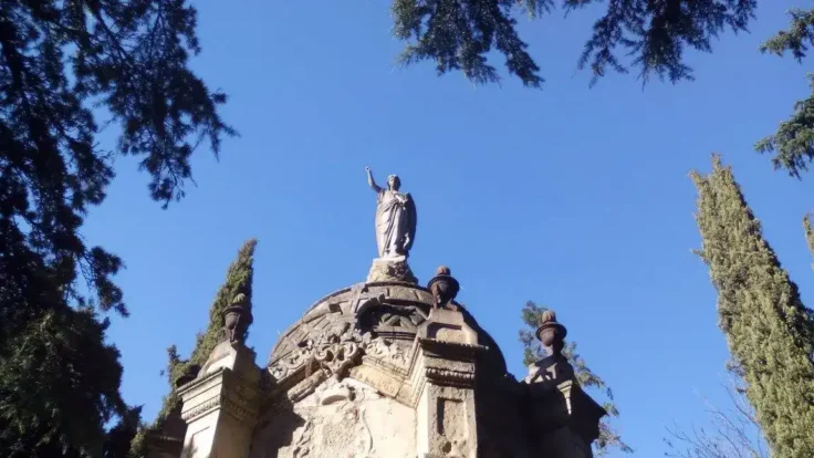 El famoso ángel del cementerio de Santa Isabel.